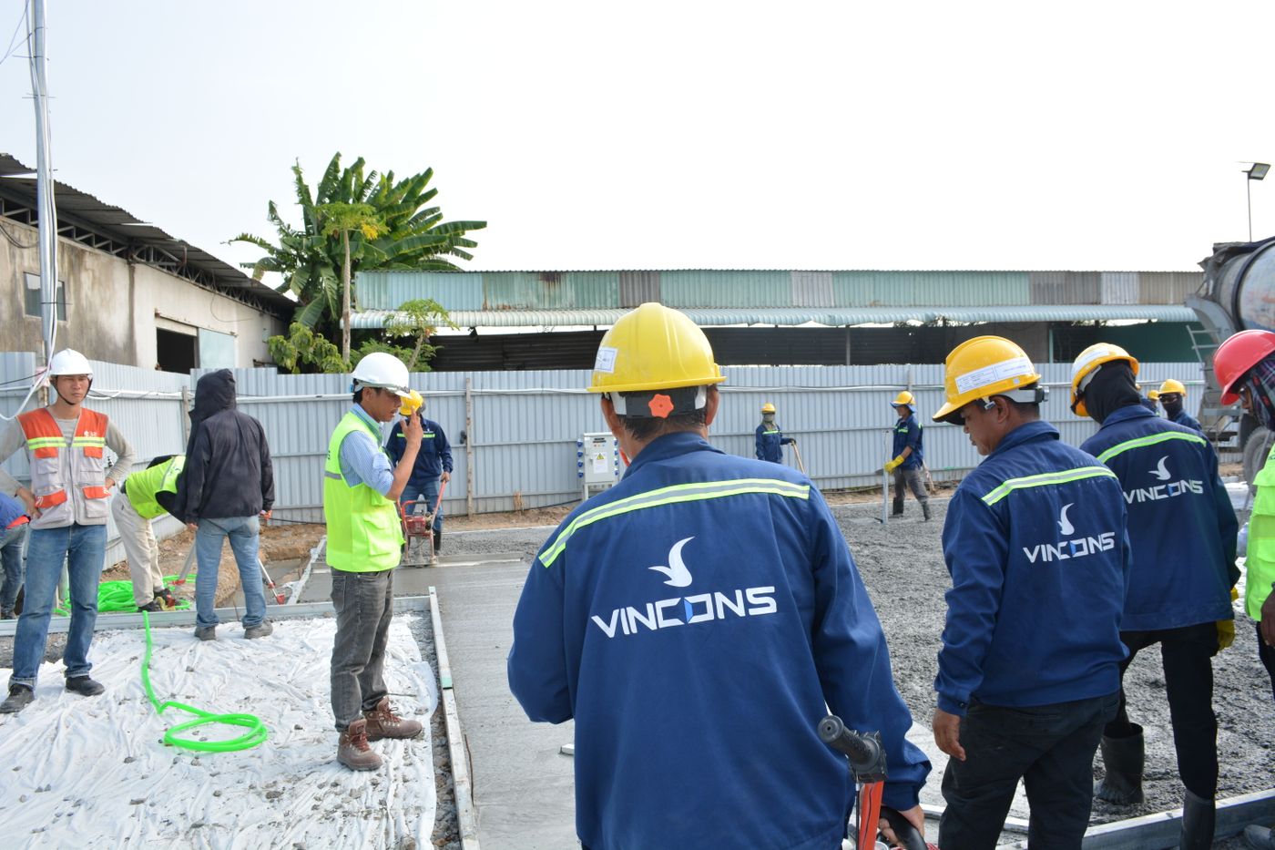 Profissionais colaborando em uma operação de construção